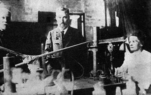 Henri Bequerel juento a Pierre y Marie Curie.:left