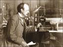 Joseph Thomson en su laboratorio.:left