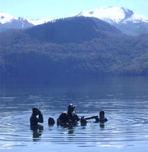 Investigadores y buzos asistentes en el lago Lacar (Neuquén) durante una campaña de recolección de Diplodon chilensis. Foto: Marisol Yusseppone.:left